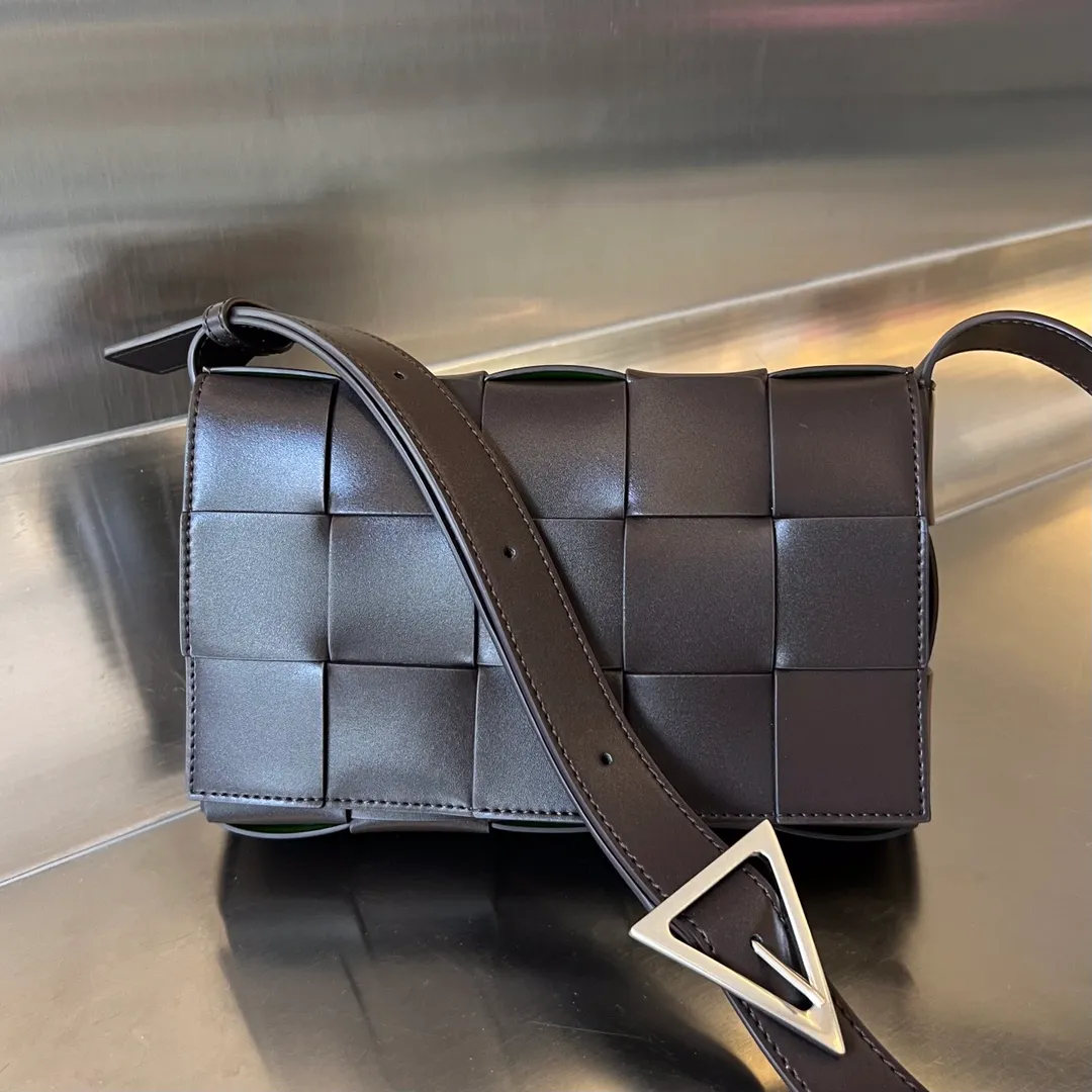 Batch 1520 B Home 708768 New version of CASSETTE two-color design with silver buckle hardware triangle buckle. It is really amazing. The two-color urban leather (Urban leather) leather is stiff and fashionable. The lining of the bag is made of suede leather technology to form a style contrast with the outside. There is no collision, classic weaving, low-key luxury, but there are surprises inside. Simple and easy to match, suitable for any outfit. The same size for men and women. size：23x15x5